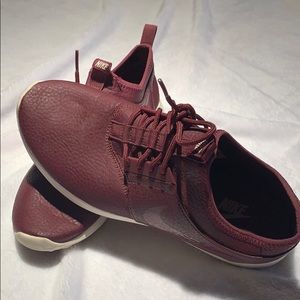Nike leather burgundy pull over sneaker